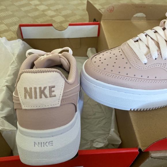 Never been worn w Nike court vision Alta sz 8 - Picture 3 of 3